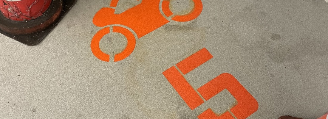 Bodenmarkierung mit Schablonenfolie Motorrad-Symbol und Zahl 15 – Folien Fischer Hannover