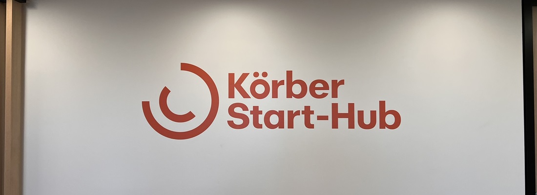 Wandgestaltung mit rotem Firmenlogo Körber Start-Hub auf weißer Wand – Folien Fischer Hamburg Bergedorf, Glinde, Reinbek, Geesthacht, Schwarzenbek