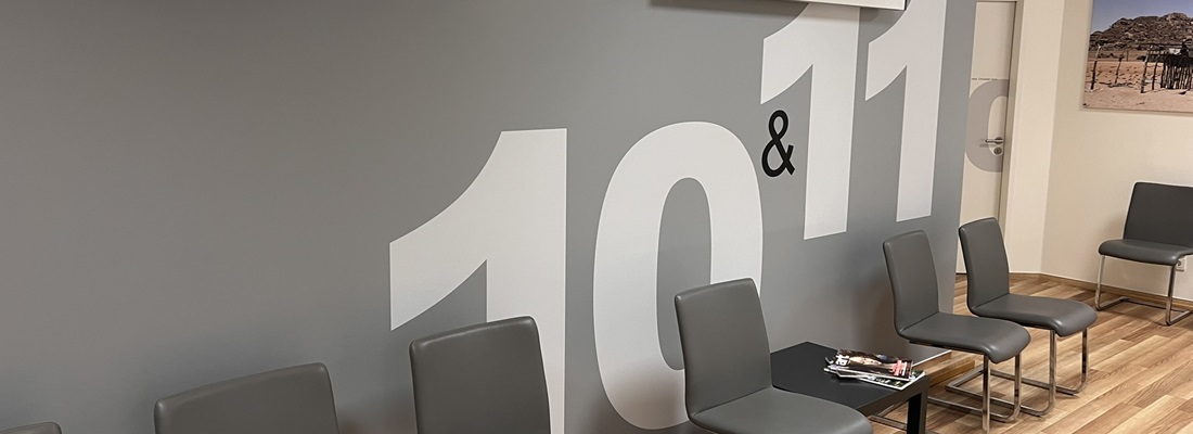 Moderne Wandgestaltung mit großen Zahlen 10 & 11 im Wartezimmer – Folien Fischer Hamburg Bergedorf, Reinbek, Geesthacht, Lauenburg, Wentor