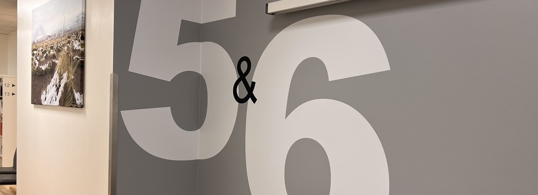 Wandgestaltung mit großen Zahlen 5 und 6 in Weiß auf grauer Wand – moderne Raumgestaltung von Folien Fischer Hamburg Bergedorf, Wentorf, Reinbek, Glinde, Geesthacht